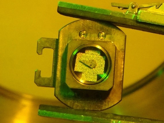 図1 2WEL2102A カーボン蒸着処理後、FE-SEM用の分析ステージに乗せた様子