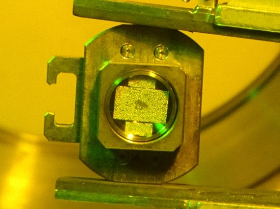 図1　2WEL2101C カーボン蒸着処理後、FE-SEM用の分析ステージに乗せた様子