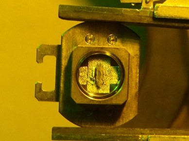図1 2WEL2103A カーボン蒸着処理後、FE-SEM用の分析ステージに乗せた様子