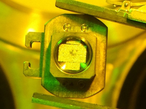図1 2WEL2101A カーボン蒸着処理後、FE-SEM用の分析ステージに乗せた様子